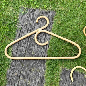 Cintres en rotin personnalisés haut de gamme à un seul niveau pour hôtels, 15 pouces, transparents, durables et fins - Product Image 2