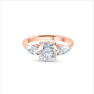 Bague de fiançailles à trois pierres en diamant brillant rond et poire fabriquée en superbe or rose poli de l'Inde - Product Image 3
