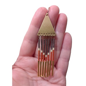 Boucles d'oreilles créoles en perles de rocaille en laiton faites à la main avec design tribal Boucles d'oreilles pendantes en laiton perlées avec embellissement - Product Image 1