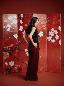 Pantalon PLEAT PLUM _ pantalon large de couleur rouge prune avec des plis délicats à la taille - Product Image 5