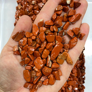 Vente en gros de copeaux de jaspe rouge naturel de petite taille en cristal non taillé pour la fabrication de bijoux pièces de copeaux d'agate de style décoration artistique - Product Image 1