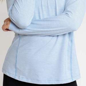 Camiseta ajustada de manga larga para mujer: elegante, cómoda e ideal para el rendimiento atlético - Product Image 5