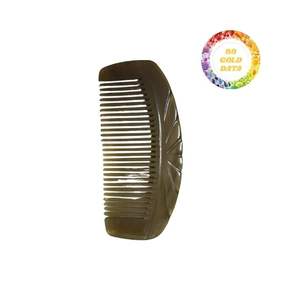 Peigne en corne de buffle de style vintage avec texture naturelle brillante, parfait pour les soins capillaires quotidiens et la vitrine esthétique - Product Image 5