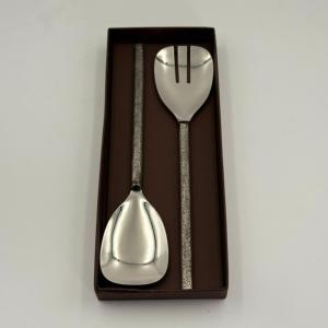 Serveur à salade décoratif en acier inoxydable avec poignée à motif en relief et finition polie, ustensiles de cuisine, ensemble de serveurs à salade de luxe - Product Image 4