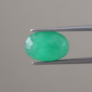 มรกตธรรมชาติ รับรองโดย IGI ขายส่งพลอยเม็ดเดี่ยว 4.81 กะรัต รูปทรงวงรี 14x9 มม. คุณภาพเยี่ยม สีเขียว ขัดเงา/เคลือบน้ำมัน - Product Image 3