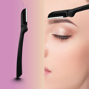 Recortador de Cejas y Vello Facial Portátil 5 en 1 de Acero Inoxidable de Alta Calidad con Punta Inclinada y Función Antiestática - Product Image 5