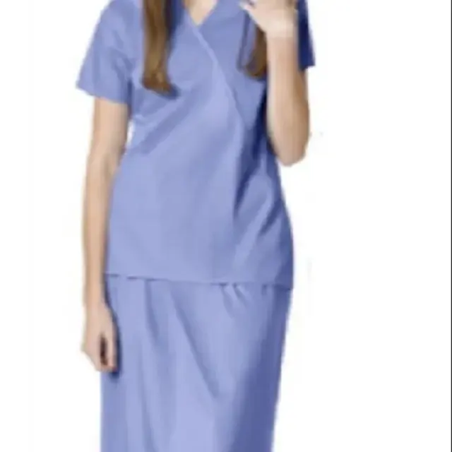 Design à la mode nouveauté robe d'infirmière pour femmes uniforme d'hôpital médical avec conception à col en V et plusieurs poches de différentes couleurs