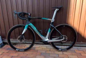 NUEVA Bicicleta de Carretera DOGMA Serie F 2024 con DURA ACE DI2, Lista para Envío Mundial, Características Avanzadas para un Rendimiento Óptimo - Product Image 4