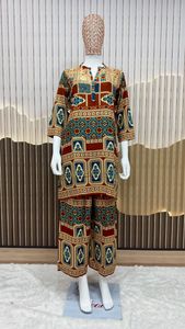 ชุดผ้าเรยอนแบบพรีเมี่ยมพร้อมชุดสวมใส่สบายทันสมัยพิมพ์ลายสดใสสำหรับการท่องเที่ยวนอกสถานที่แบบลำลองและสวมใส่ในชีวิตประจำวัน - Product Image 4