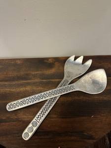 Serveur à salade en argent de haute qualité au design vintage avec poignée gravée pour un usage domestique et professionnel, fabriqué à la main en Inde - Product Image 5