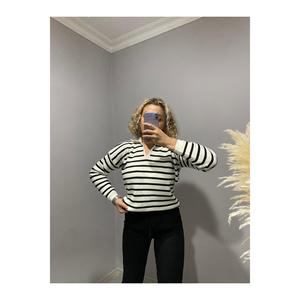 Maglione a righe a collo alto
