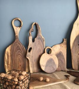 Planche à découper réversible en bois offrant un double usage avec une surface robuste pour couper et servir divers plats - Product Image 3