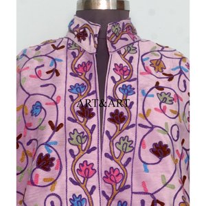 Veste d'extérieur pour femme en velours vintage, brodée à la main, style Suzani, matelassée, motif floral, 100% coton, écologique, rapide - Product Image 3