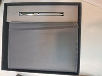 Dompet Agenda Pria Kulit PU Satin Pendek, Grosir Pabrik, Dapat Disesuaikan, Anti RFID, Kancing Logam Terbuka, Kantong Belakang