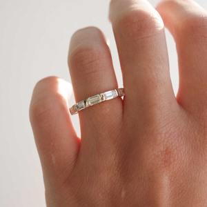 Esta banda de diamantes cultivados en laboratorio de 5 piedras, estilo media eternidad, es una alianza de boda moderna y elegante, fabricada en oro amarillo y diseñada con - Product Image 3