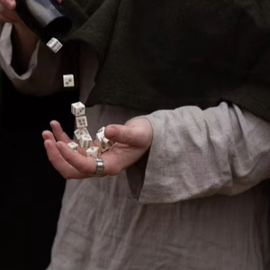 D6 Viking/dés en os de pari polis médiévaux de 1/2 pouces d'épaisseur - Product Image 1