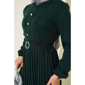 Robe modeste en tricot avec bouton plissé émeraude - Product Image 2