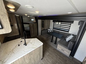 Autocaravana Usada 2022 F-o-r-e-s-t R-i-v-e-r A-l-p-h-a W-o-l-f 23DBH-L - Product Image 5