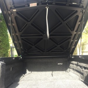 Bâches de benne de camion sport en toile articulées et monobloc de haute qualité avec hayon électrique enroulable et verrouillable, ajustement personnalisé, en vente - Product Image 1
