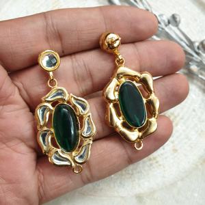 Boucles d'oreilles en pierre verte plaquée or 22 carats pour femmes bijoux ethniques faits à la main de style indien Kundan pour la fête de mariage en gros - Product Image 2