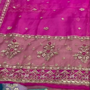 Costumes indiens de créateur modernes non cousus brodés à la main pour femmes pour les fêtes de style traditionnel - Product Image 1