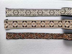 Lazos bordados a máquina hechos a medida en base negra y marrón en diseños y colores variados para vestidos de novia. - Product Image 2