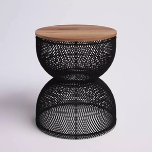 Table d'appoint moderne en verre de forme carrée avec base en métal, parfaite pour le salon, le café, le bureau et les espaces élégants de l'Inde - Product Image 1