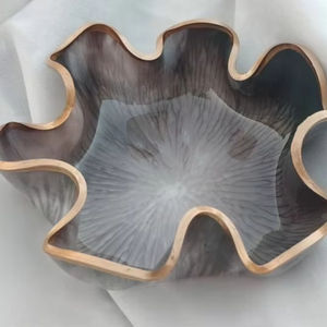 Bol en résine élégant et moderne conçu avec des tourbillons artistiques, parfait pour les intérieurs de maison de luxe et les idées de cadeaux élégants - Product Image 1