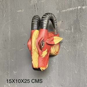 Décoration murale en bois peinte à la main, tête de bélier, art rustique de la faune, cornes rouges, jaunes et noires - Product Image 5