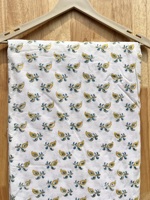 Tissu en coton pur blanc de qualité supérieure avec motifs jaunes Paisley Kalka imprimés à la main et feuillage gris ardoise