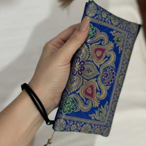 กระเป๋าคลัทช์ซิปโคบอลต์ลายเพสลีย์ บานาราซี สำหรับใช้ในชีวิตประจำวันและงานกลางคืน บุด้วยโพลีเอสเตอร์ ตกแต่งด้วยผ้าโลหะลายเพชร พร้อมดีไซน์ทรงหมอน - Product Image 3