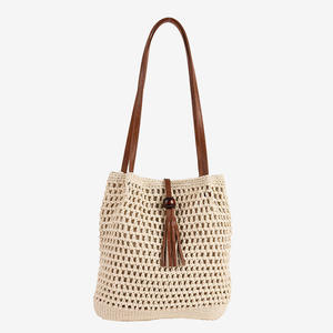 Sac tissé en polyester style ethnique au crochet avec perles en bois et pompon, nouveauté pour femme, style plissé ajouré pour vacances à la plage - Product Image 3