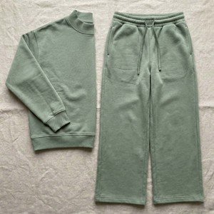 Ensemble deux pièces de survêtement streetwear en velours épais de qualité supérieure, vert sauge, avec pull à col montant et pantalon de survêtement skinny - Product Image 1