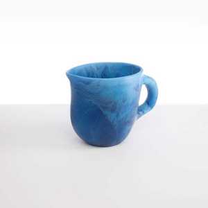 Pichet en résine durable fait à la main, moderne, léger, élégant, idéal pour servir des boissons à la maison ou lors d'événements en plein air - Product Image 1