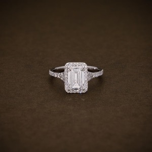 Anillo de Compromiso con Diamante Cultivado en Laboratorio, Corte Esmeralda, 2.28 CTW, Oro Blanco Sólido de 18K, F VVS1 VVS2, Anillo con Halo de Diamantes Certificados - Product Image 6