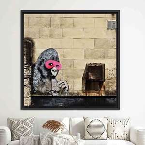 Elegante Lienzo Impreso con Diseño de Gorila de Banksy con Máscara Rosa, Lienzo con Marco Negro - Product Image 1