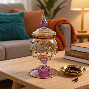 Ensemble de 3 pièces en verre floral gravé, soufflé à la main, fabriqué en Égypte, comprenant un vase, un flacon de parfum et un pot à couvercle, avec bordure bleue et dorée, pour la décoration en gros - Product Image 3