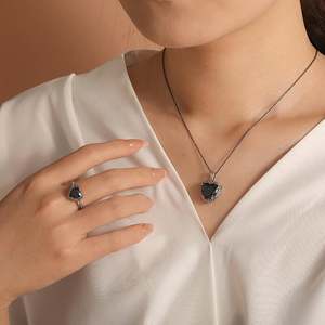 Collier Jeulia en argent sterling finition vieillie avec cœur noir, perles et accents de zircon - Product Image 6