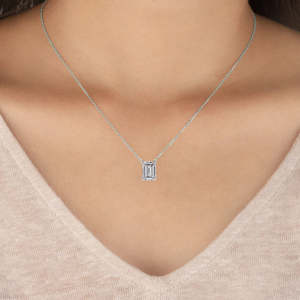 Magnifique pendentif de fiançailles pour femme en or 18 carats avec breloques en diamant de laboratoire taille émeraude - Product Image 5