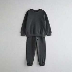 Ensemble de jogging léger pour enfants, conçu pour un confort quotidien, parfait pour les enfants actifs qui aiment les loisirs en plein air et en intérieur. - Product Image 4