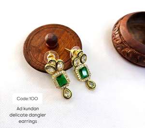 Auténticos pendientes de perlas indias Kundan Jhumka con trabajo elegante Meenakari tachonado con perlas para fiestas de bodas - Product Image 3