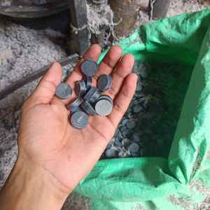 Cuerno de búfalo natural de fabricante indio, botón con reverso plano, color negro para uso en prendas de vestir, exclusivo para la industria de la confección - Product Image 2