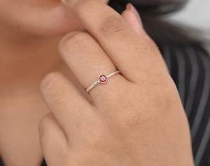 แหวนโกเมนทรงกลมทำด้วยมือสีแดงทำด้วยมือแหวนเงินสเตอลิง925 4มม. ของขวัญอัญมณีธรรมชาติที่ไม่ซ้ำใครสำหรับผู้หญิง - Product Image 1