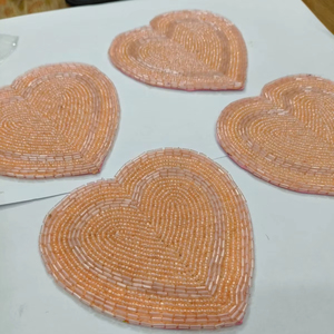 Posavasos con cuentas de cristal de lujo hechos a mano, posavasos con cuentas de corazón rosa de Color personalizado, decoración romántica de mesa de San Valentín en 2025 - Product Image 1