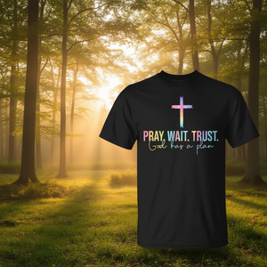 Maglietta Religiosa Tie-Dye con Scritta 'Preghiera, Pazienza, Fiducia in Dio', Abbigliamento Promozionale con Messaggio a Tema Fede - Product Image 1