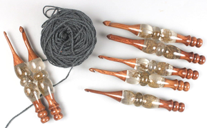 Crochet en bois et résine de qualité supérieure |   Aiguille à tricoter ergonomique faite à la main pour des projets de crochet et de tissage fluides - Product Image 4