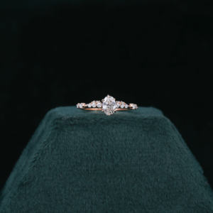 Anillo de compromiso de diamante cultivado en laboratorio, oro rosa de 18 quilates, diseño hecho a mano, estilo moderno para mujeres para fiestas y regalos - Product Image 3