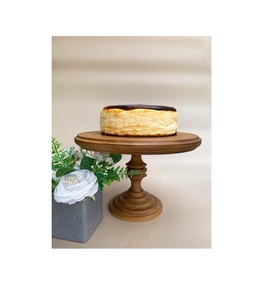 Soporte de pastel de pedestal de madera rústica para Bodas de campo o eventos al aire libre con acabado orgánico y tapa redonda ancha - Product Image 3
