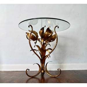 Table basse de construction en aluminium durable avec base gravée de fleurs et surface en verre conçue pour les zones à fort trafic élégantes - Product Image 5