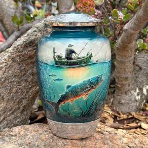 Urna de pesca de latón de Metal grande hecha a mano al por mayor de fábrica directa, urna de cremación decorativa conmemorativa moderna, tema de pesca de cenizas - Product Image 4